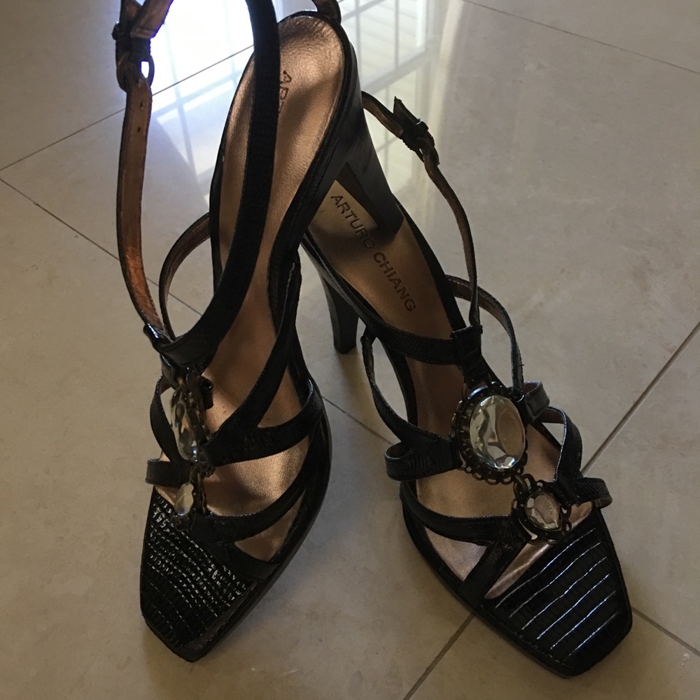 ArturoChiang black patent lizard sandal